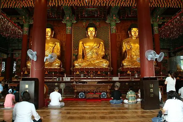 บรรยากาศภายในวัดโชเกซา