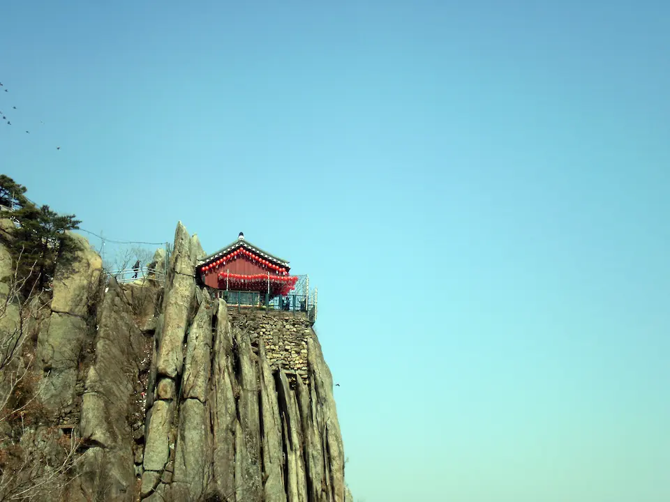 ศาลา 응진전 บนหน้าผายอนจูแด เขาควานักซาน